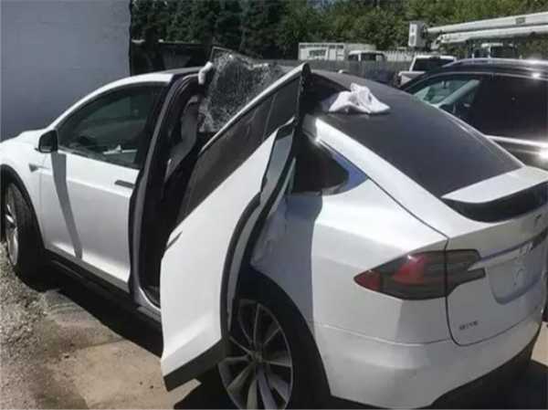 英国特斯拉车主雨天停车电池损坏，被告知要花2.1万美元修理费